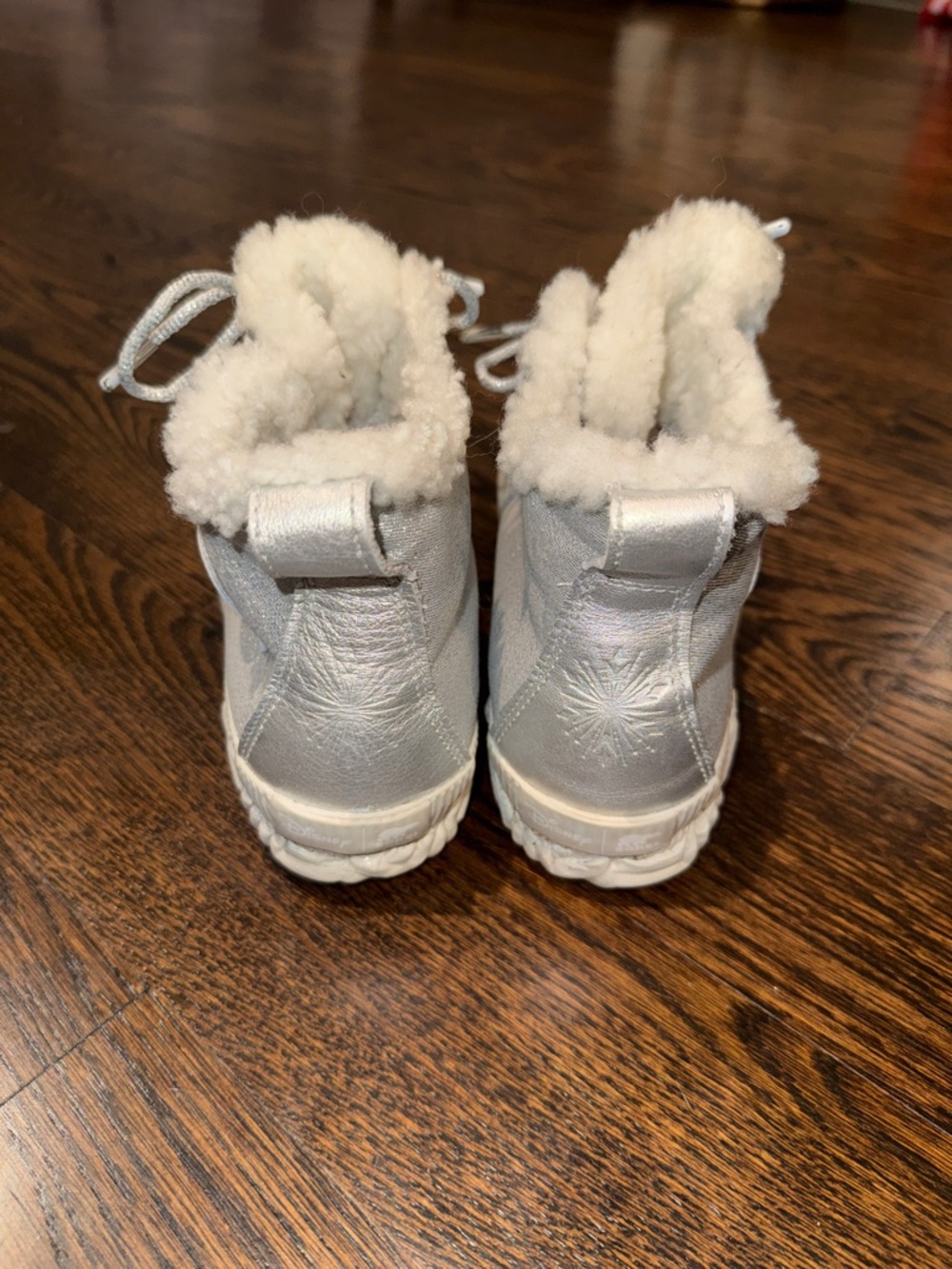 DISNEY X SOREL WOMEN’S OUT ‘N ABOUT FROZEN 2 BOOT Silver Size: US 7.5 - Picture 2 of 6